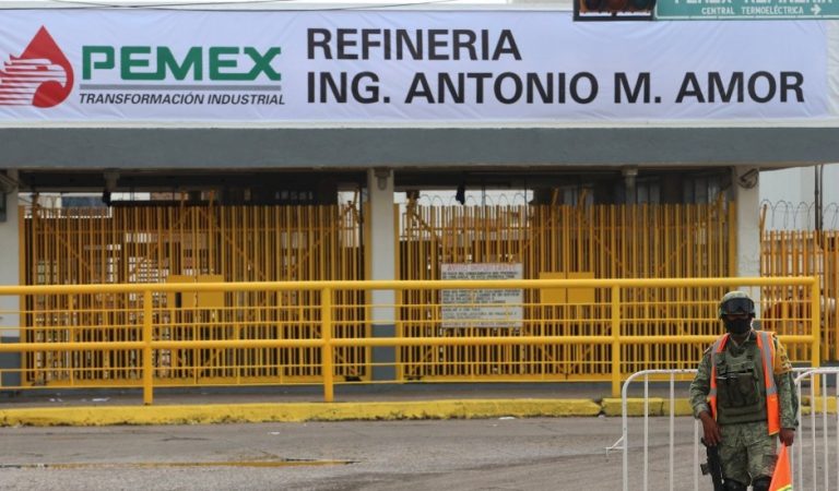 AMLO denuncia robo de combustible en refinería de Salamanca