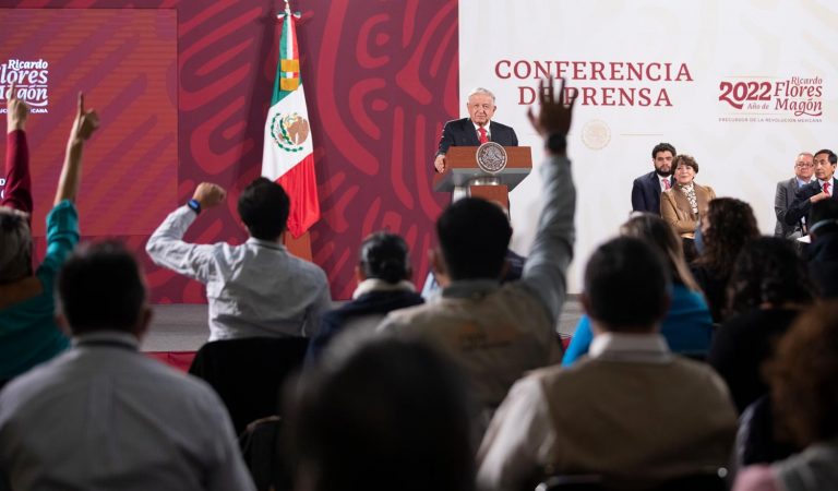 Gobierno de México dignifica labor de maestras y maestros con aumento salarial