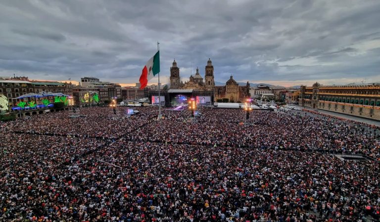 Decenas se saltan vallas y seguridad del Zócalo para tomar lugar en primera fila en concierto del Grupo Firme