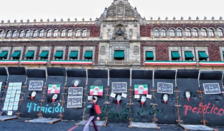 Ayotzinapa 8 años: Pintan protestas en vallas de Palacio Nacional
