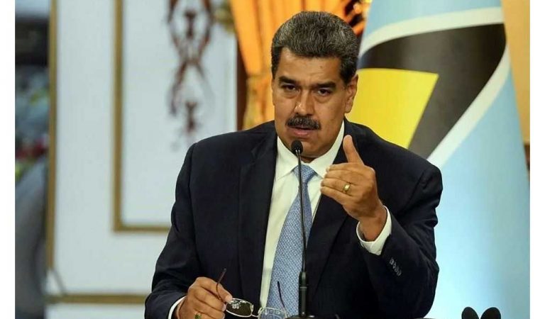 Acusa Maduro campaña contra AMLO desde EU
