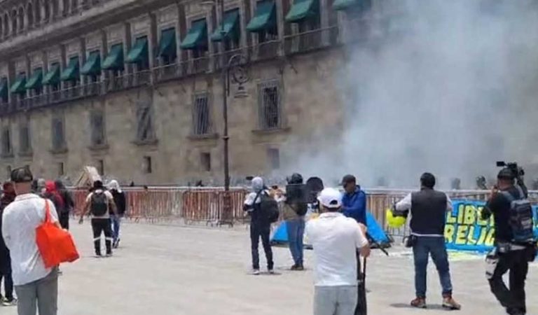 Lanzan normalistas petardos a Palacio; hieren a policías