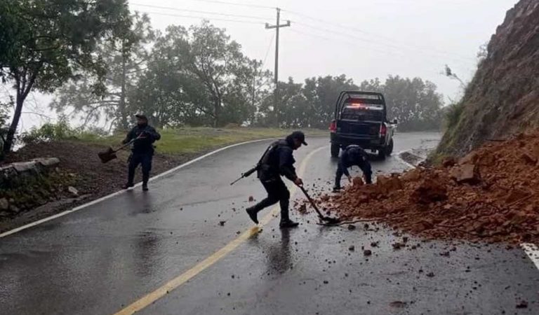 Provoca ‘John’ derrumbes y cierres carreteros en Oaxaca