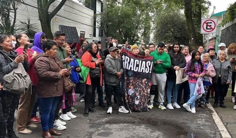 Despiden a AMLO en su casa en Tlalpan con canciones