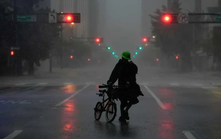 Huracán Milton deja 3 millones de personas sin electricidad y engendra tornados en Florida