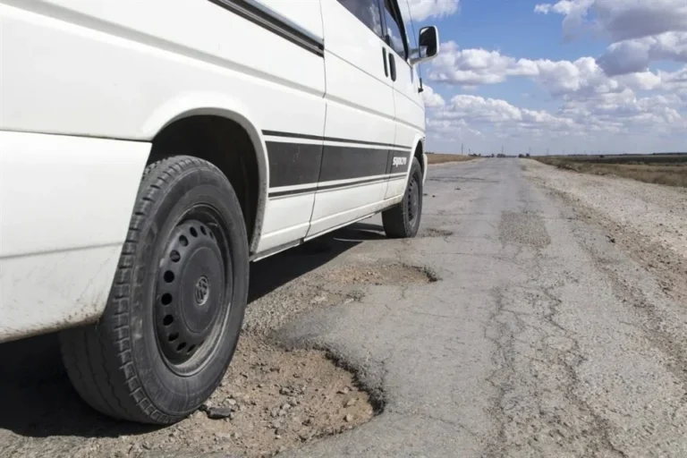 Prometen bachear 44 mil km de carreteras en cuatro meses