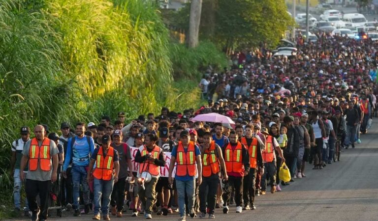 Marchan cerca de 2 mil 500 migrantes hacia el norte desde el sur de México