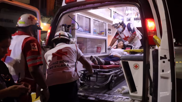 Choque entre autobús de pasajeros y un tráiler deja 8 muertos y 17 heridos en carretera de Veracruz