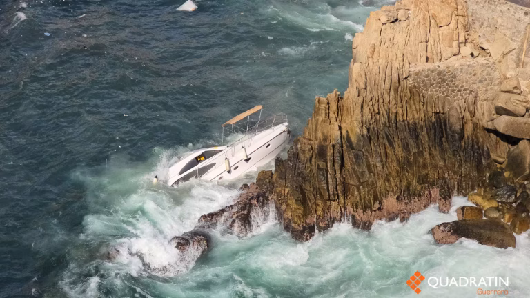 El ‘Titanic’ de La Quebrada: Yate se hunde en Acapulco y clavadistas ‘saltan’ al rescate