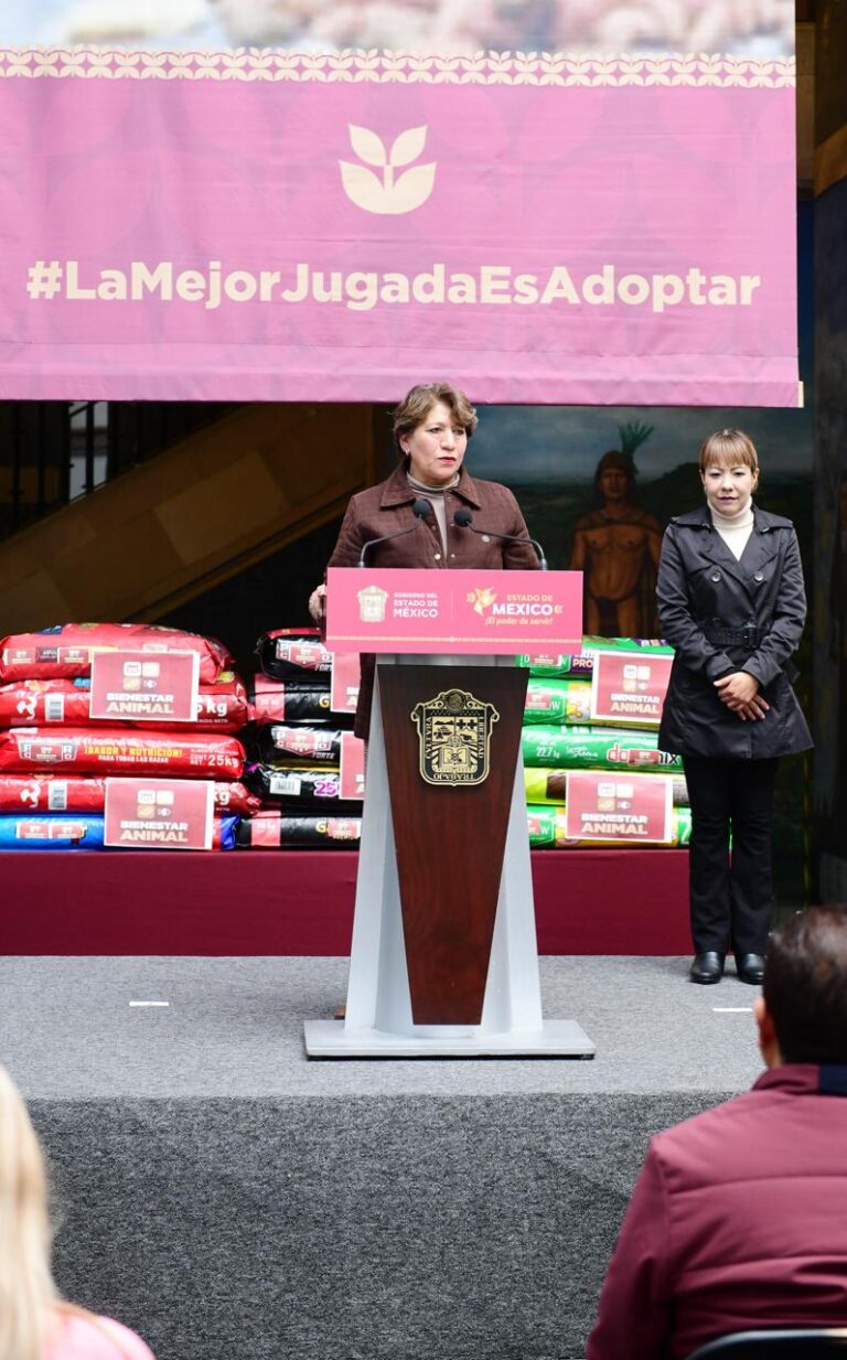 Delfina Gómez entrega 8 toneladas de alimentos para animales en refugios