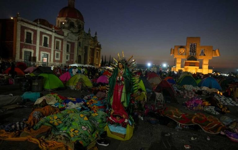 Fervor por la Virgen de Guadalupe une a miles de mexicanos