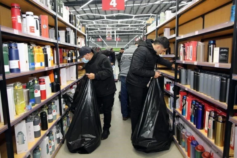 Aseguran más de un millón de artículos asiáticos en BC