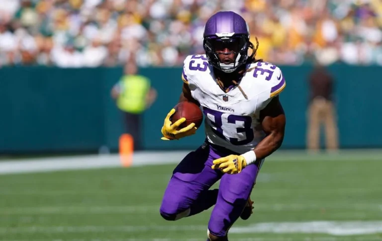 Supera Aaron Jones las mil yardas por tierra en una temporada