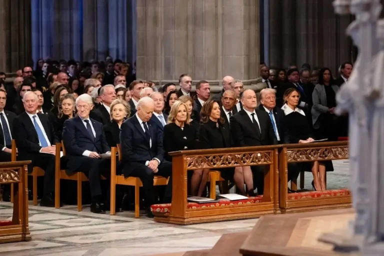 Comparte Harris foto presidencial sin Trump en el funeral de Jimmy Carter