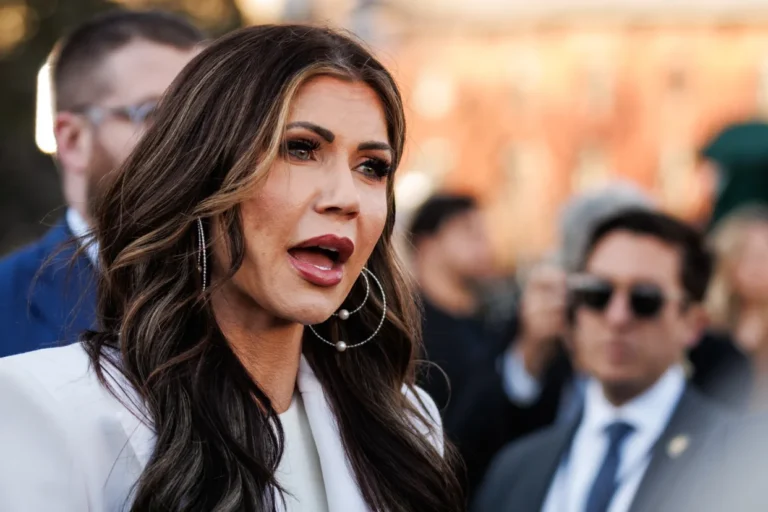 EE.UU. congela la entrega de fondos federales para ONGs que atienden a migrantes