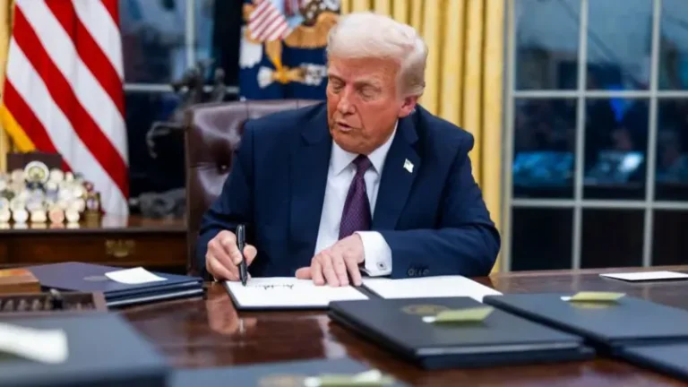 Cuáles son las principales órdenes que firmó Trump en su primer día en la Casa Blanca