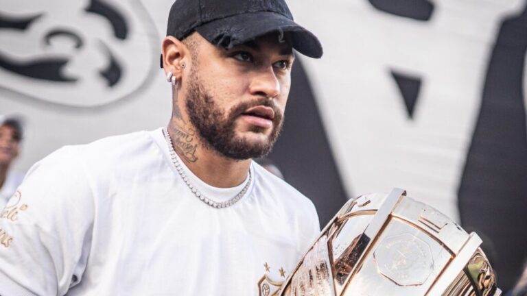 Neymar anuncia su regreso al Santos de Brasil, el club que lo formó
