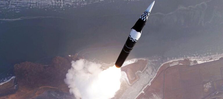 Corea del Norte lanza misiles de crucero y amenaza con ‘duras represalias’ a gobierno de Trump