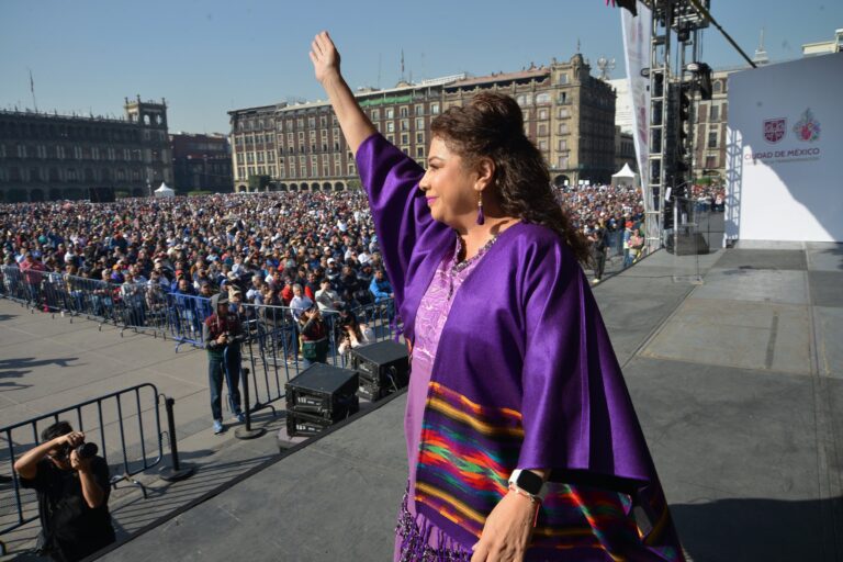 Brugada abarrota el Zócalo en arranque de apoyos a hombres de la CDMX