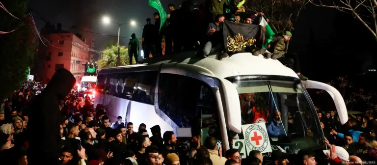 Israel libera a 90 prisioneros palestinos en acuerdo de alto el fuego con Hamás