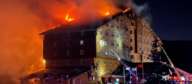 Turquía: 76 muertos por incendio en hotel de esquiadores