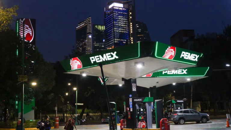 Pemex tocó fondo: Producción petrolera se hunde al nivel más bajo en 45 años, desde López Portillo