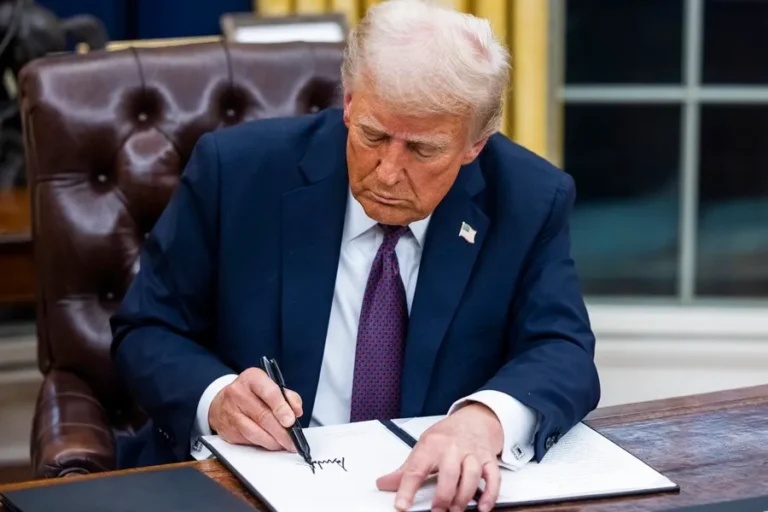 Trump firma una orden ejecutiva para negar la ciudadanía a hijos de inmigrantes indocumentados