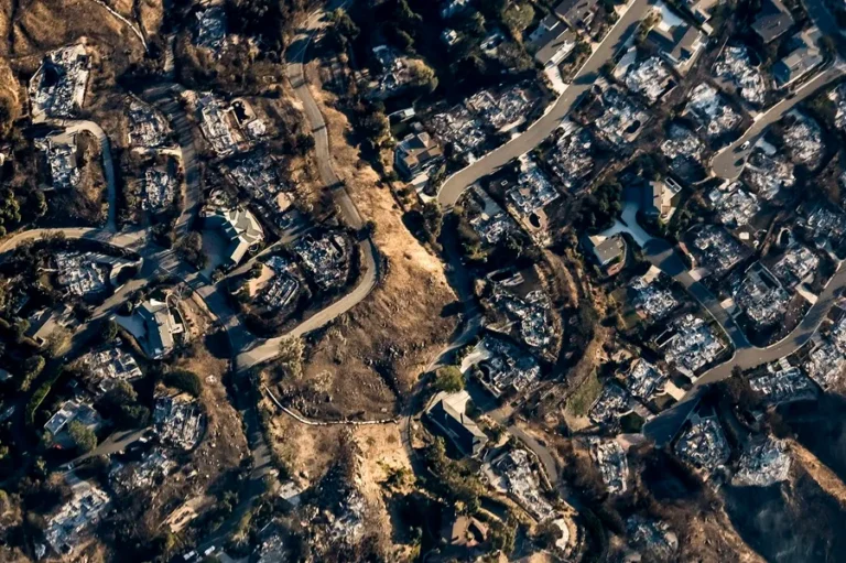 Más de 153.000 evacuados mientras se empiezan a contener los incendios de Los Ángeles