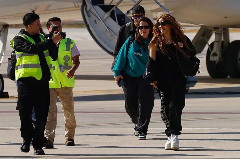 La colombiana Shakira llega a México para preparar la gira ‘Las Mujeres No Lloran World Tour’