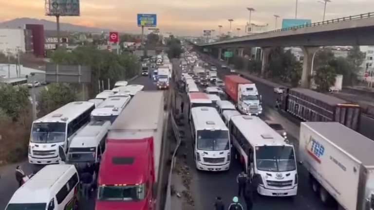 Transportistas bloquean ambos sentidos de la México-Querétaro: ¿Qué tramo está afectado este viernes?