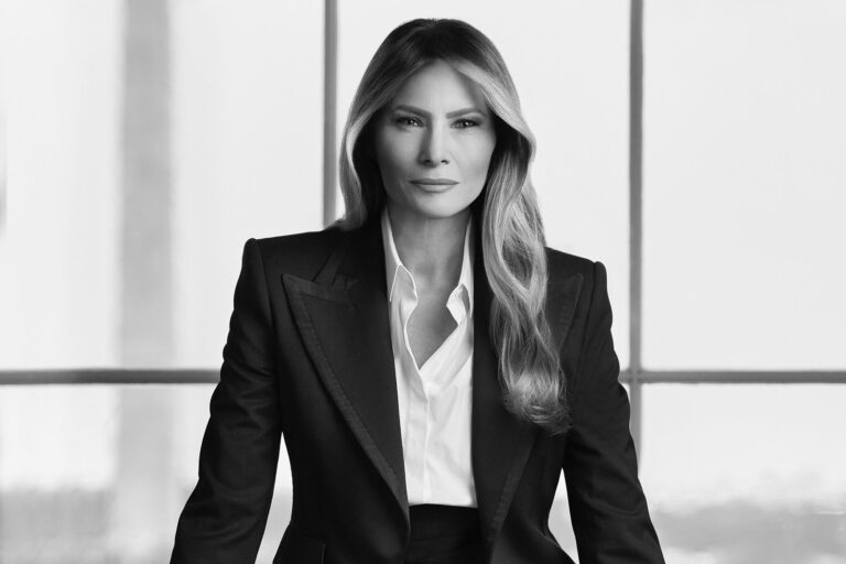 Melania Trump proyecta poder en su nuevo retrato oficial