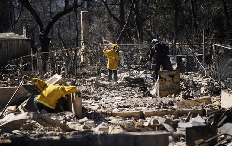 Millones bajo alerta de clima extremo por incendios en California