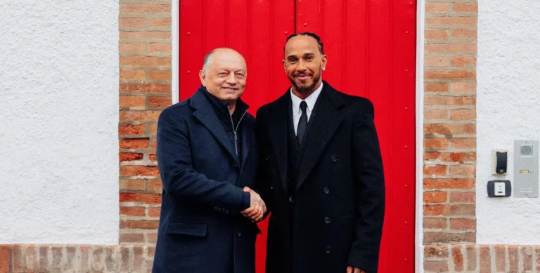 Hamilton presenta su nuevo casco de F1 con un diseño inspirado en Ferrari