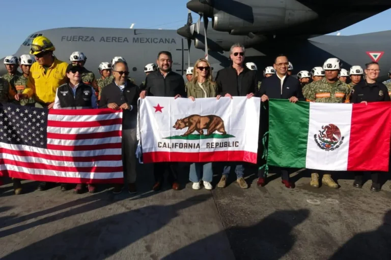 Delegación mexicana que ayudará a combatir incendios llega a Los Ángeles