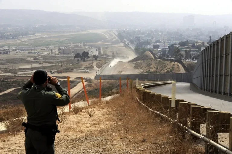 Trump declara una “emergencia” en la frontera y allana el camino para las deportaciones