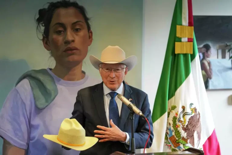 Ken Salazar concluye su mandato como embajador de EEUU en México