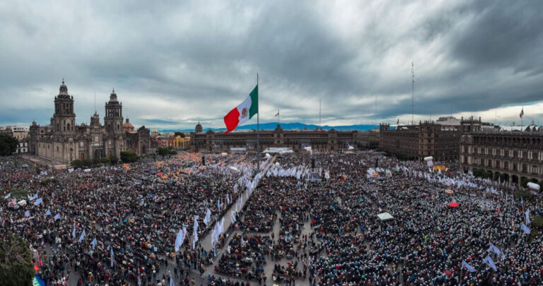 FOTOGALERÍA: Sheinbaum es arropada en el Zócalo de la Ciudad de México; 350 mil llenan la plaza