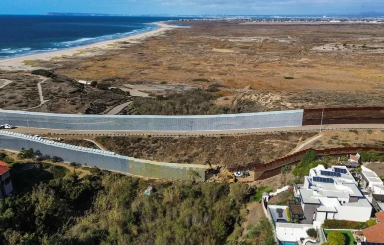 Trump reanuda la reconstrucción del muro fronterizo en Tijuana