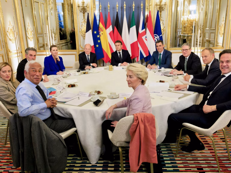 UE aprueba nuevas sanciones contra Rusia en medio de acercamientos entre Washington y Moscú