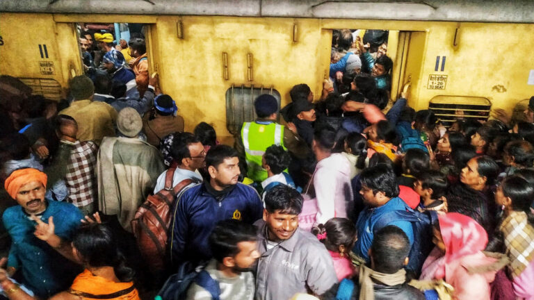 Aglomeración en estación de tren en la India deja al menos 15 muertos