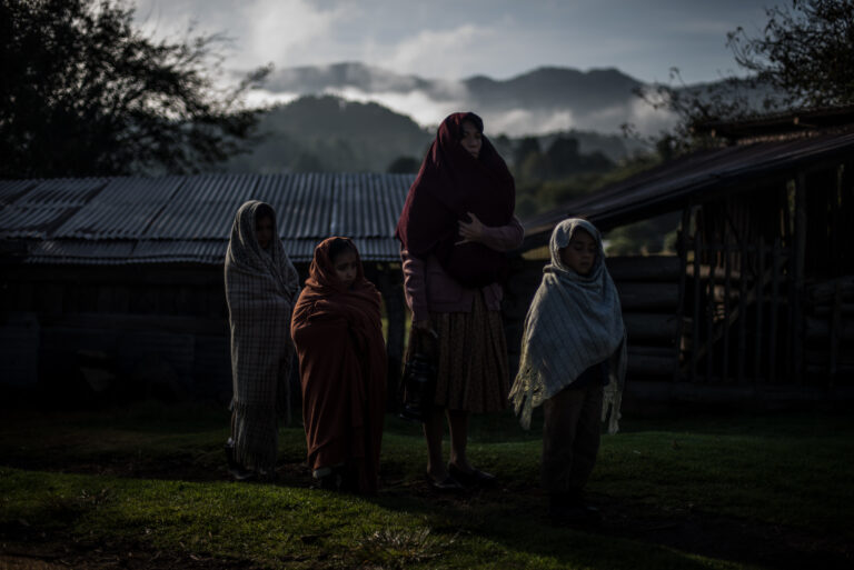 Mujeres del alba: historia de una guerrilla, pero también de la maternidad