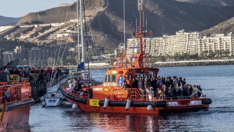 Rescatan en las Islas Canarias a más de mil 200 migrantes a la deriva en dos días