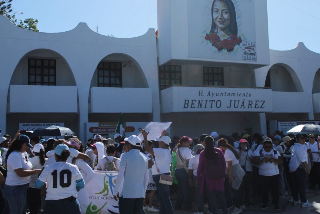 Protestan maestros en varios estados del país