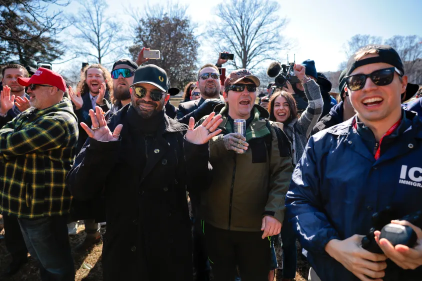 Evacúan cumbre anti-Trump en Washington tras amenaza de bomba