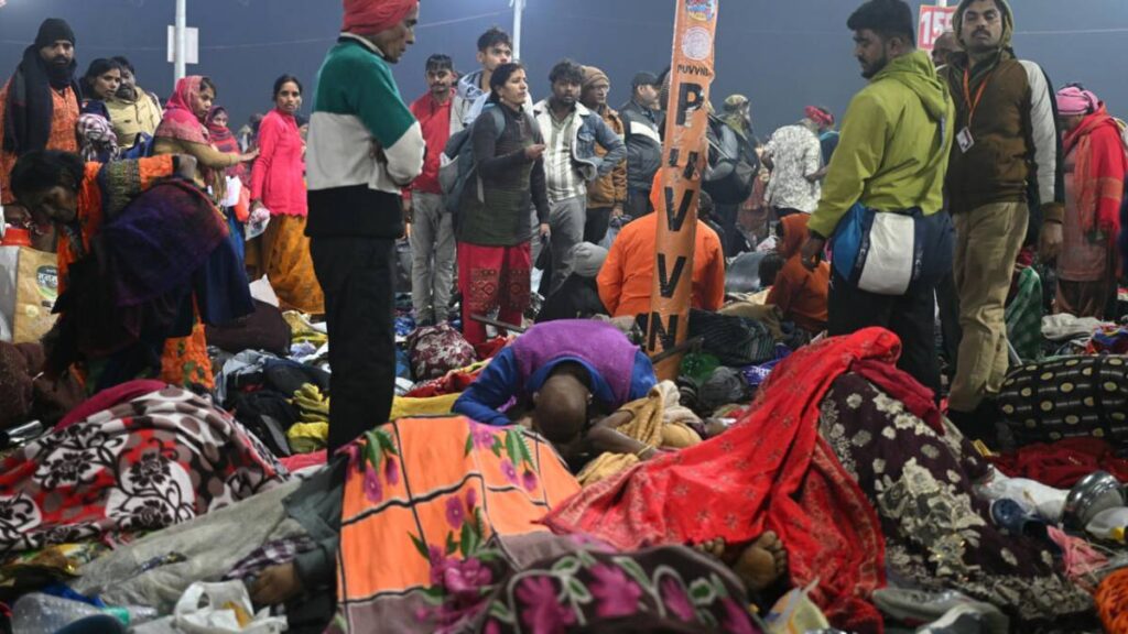 Aglomeración en estación de tren en la India deja al menos 15 muertos