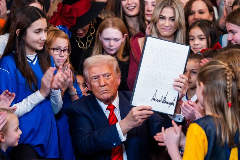 Trump firma orden para excluir a atletas transgénero de deportes femeninos