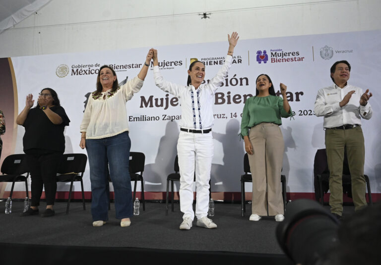 Claudia Sheinbaum y Rocío Nahle entregan tarjetas de la beca Rita Cetina en Veracruz