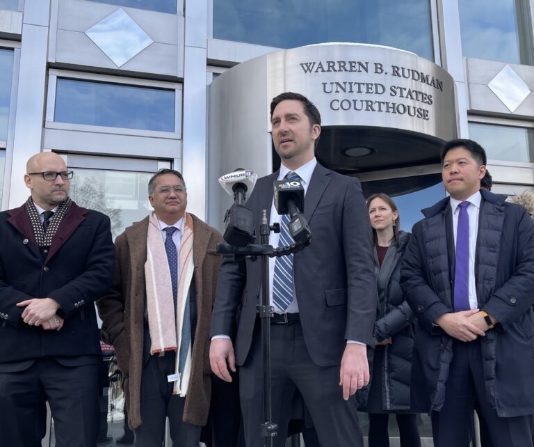 Otro juez bloquea orden de Trump para eliminar ciudadanía por nacimiento