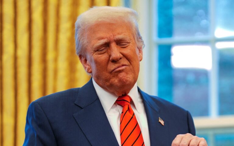 Bloquea juez plan de Trump sobre indemnizar empleados federales