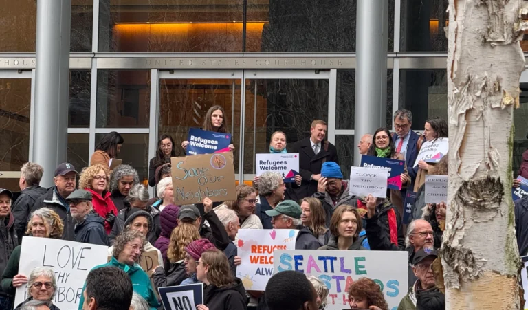 Juez bloquea orden de Trump de detener admisiones de refugiados